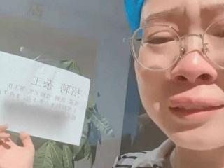 怒了！店主玻璃贴招聘信息，被城管处罚，3条短信不回封手机号！