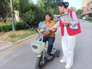 李营街道网格员深入小区开展防电信诈骗宣传活动