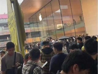 这才是信仰！iPhone 16今天开卖：北京上海用户暴雨中在苹果店大排长龙