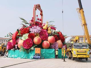 天安门广场国庆“祝福祖国”大花篮搭建进行中