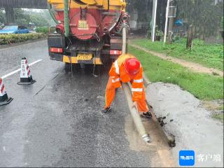 畅通城市道路！三亚环农集团应急排涝抢险队伍及时排涝