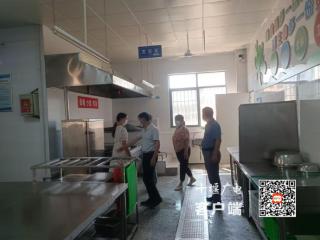 安阳镇中心小学：家长进校陪餐 共享美好“食”光