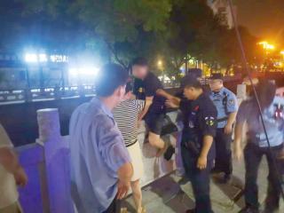 平安警色丨江苏连云港：男子醉酒不慎落水 民警凌晨快速施救