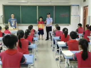 “小孩哥”拾金不昧 警察叔叔找到学校为他们颁奖