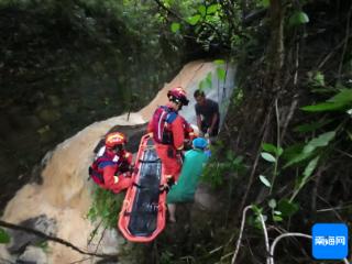 七旬老人会车滑倒掉落深沟 陵水消防紧急出动救援