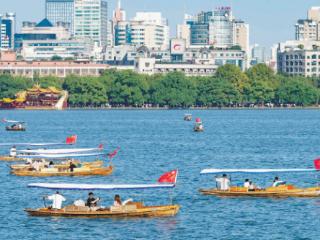 西湖畔，“中国红”扬帆