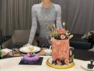 马伊琍大女儿晒16岁生日照，成熟又漂亮，文章打扮起来年轻又活力