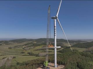 密山柳毛湖200MW风电项目建设首台风机吊装作业完成