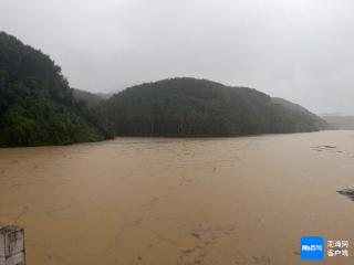 五指山消防暴雨天紧急救援钓鱼被困男子