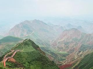 兰州水墨丹霞地貌披“绿装”，景区回应：季节性景观变化