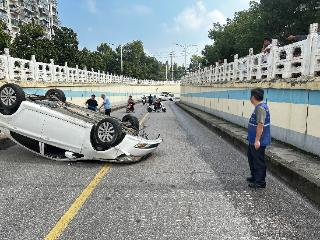 板桥街道：路遇车辆侧翻 城管出手相助