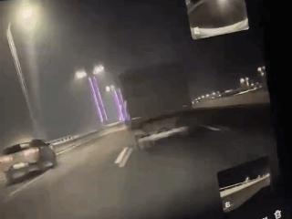 车主曝被特斯拉救了一命 时速170km/h自动打方向盘避开大货车