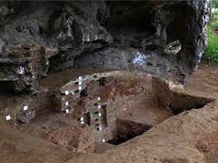 陕西出土“盗墓贼墓”，外观寒酸至极，专家打开盖板，惊艳了时光