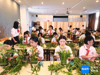 海口市长彤学校与海口旅游职业学校开设插花艺术课 带领学生细品花中“真善美”