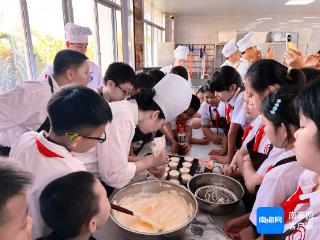 海口市长彤学校学生走进海口旅游职业学校 感受面点制作的魅力