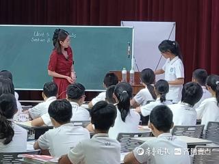 全省初中英语优秀教学展示，青岛李沧区这位老师获得第一名