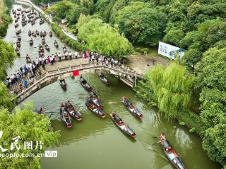 浙江绍兴：乌篷船竞渡迎国庆