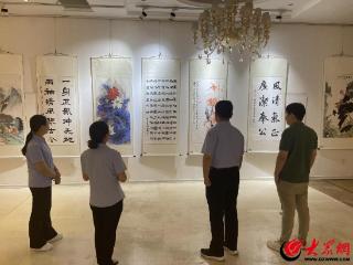 潍坊市住房公积金昌乐分中心参观职工亲子书画展