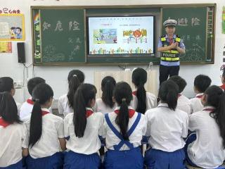 宜春市公安局交警支队袁州大队为学生保驾护航