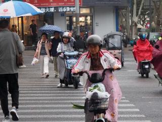 济南秋雨绵绵气温骤降，气温将降至10℃之下