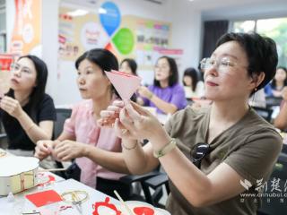 花灯作底纸为裳 武汉商学院与社区“剪纸绘梦”迎国庆