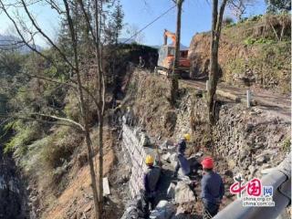 湖南吉首：拓宽夯坨村民生路 助乡村旅游发展