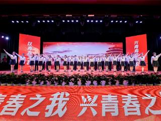 2024年秋季学期“国旗下的诵读”启动，杭州师生向祖国献礼 尚可：播下一颗种子，让他们去点亮这个时代 何东涛：从心出发，一条传承不息的长河