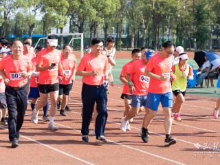 轻工大武汉跑团跑出10.01公里 为祖国庆生