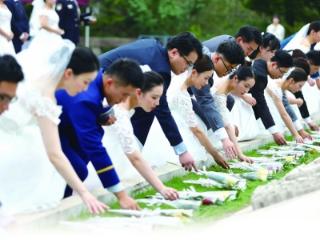 烈士纪念日，百名新婚夫妇鲜花献英烈