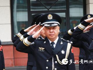 【高清组图】观山湖公安举行升国旗仪式 庆祝中华人民共和国成立75周年