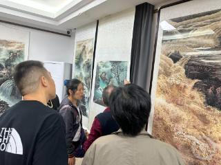 家政大姐在火锅店开画展圆梦 21幅山水画展示祖国大好河山