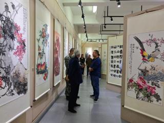 津南区举办庆祝中华人民共和国成立75周年书画展 扫码阅读手机版