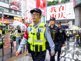 沉浸式打卡美丽重庆时 你是否看到了那抹熟悉的“警服蓝”