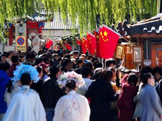 济南百花洲节日里天天游客盈门，好吃好玩的太多了