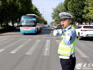 【节日我在岗】兰陵交警举全警之力守护路畅民安