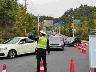 湖南湘西公安交警全力保障“国庆节”道路交通安全