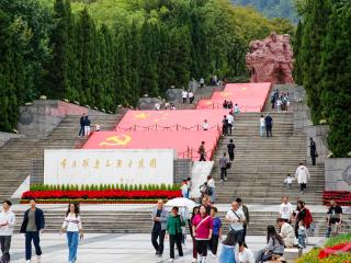 国庆假期红色旅游受青睐 烈士事迹展激发市民爱国情怀