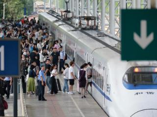 全国铁路国庆黄金周运输累计发送旅客突破1亿人次，预计今日发送1795万人次