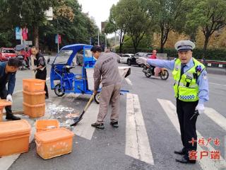 货车货物散落一地，十堰警民7分钟清理干净