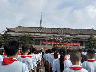 莒南县第三小学参加“烈士纪念日”公祭活动