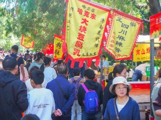 登山、逛吃两不误，国庆假期千佛山重阳节山会人气火爆