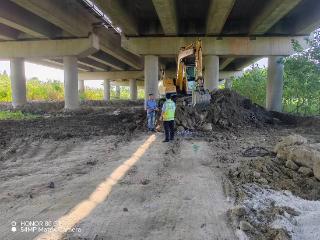 高速桥下空间成堆场 京沪支队第四大队及时除隐患