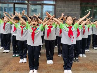 临沂北园路小学举行“弘扬民族精神，喜迎国庆佳节”主题升旗仪式