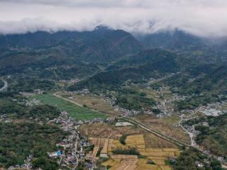 组图丨安徽岳西大别山云雾缭绕 景色迷人