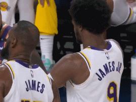 NBA历史首次父子同台！湖人VS太阳第二节詹姆斯和儿子布朗尼同场竞技