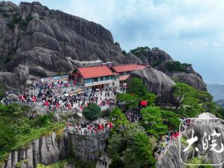 国庆假期19.2万名游客登黄山赏秋景