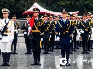 观众雨中合唱国歌!贵阳"红飘带"举行首次升旗仪式