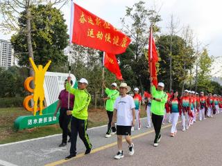 江西广昌：重阳登高 共赏秋色