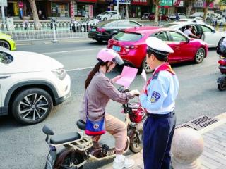 “小交警”街头宣传交通安全