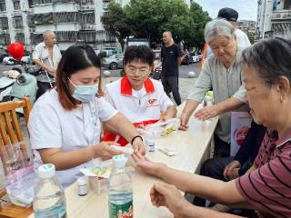 宜兴新街铜峰社区开展“金秋敬老情 爱满夕阳红”志愿服务活动